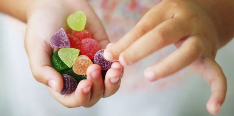 karkkeja-lapsen-kasissa